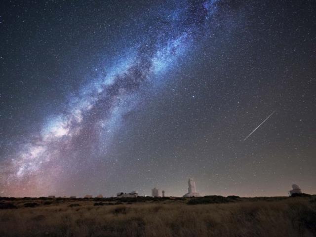 泰德天文台上空的英仙座流星，加那利群岛，西班牙