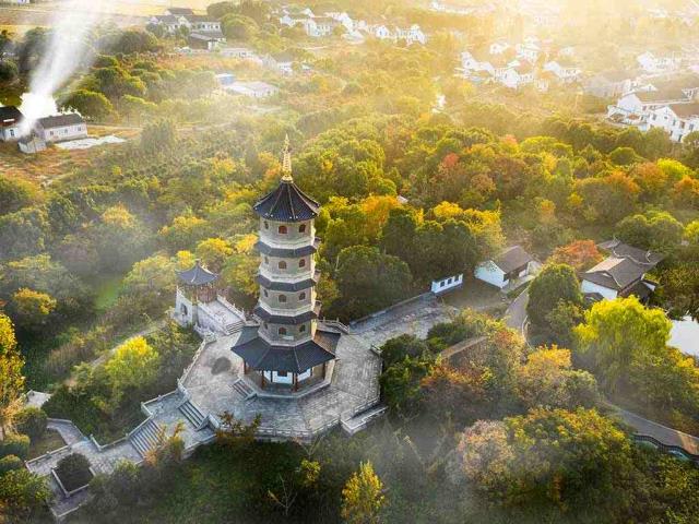 在处暑时节的村庄田野与寺庙佛塔，江阴市，江苏省，中国